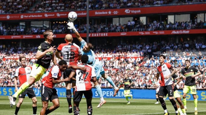 luuk-de-jong--gernot-trauner-and-timon-wellenreuther--during-the-dutch-eredivisie-match-between-feyenoord-and-psv-at-feyenoord-stadion-de-kuip-in-rotterdam--netherlands--11-may-2025---paises-bajos