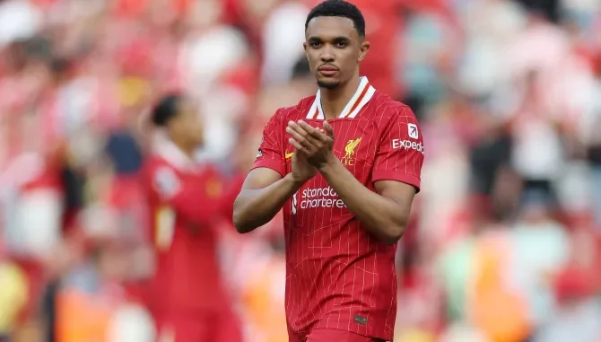 trent-alexander-arnold-liverpool-applauds-993911621