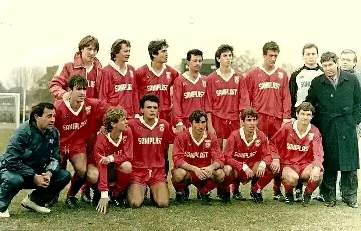 DINAMO BUCUREȘTI, 1992. Fotografia care ne dă FIORI! Click pentru a vedea echipa legendară……